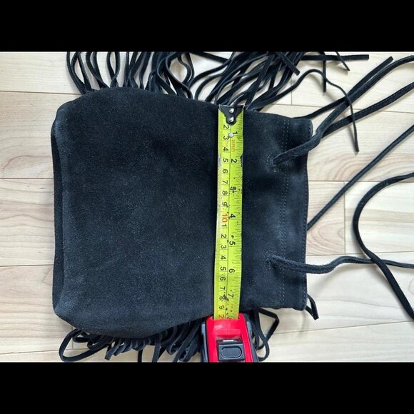 High-quality genuine suede handbag with dramatic fringe details - Picture 4 of 8